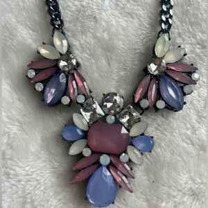 Women’s fashion statement necklace